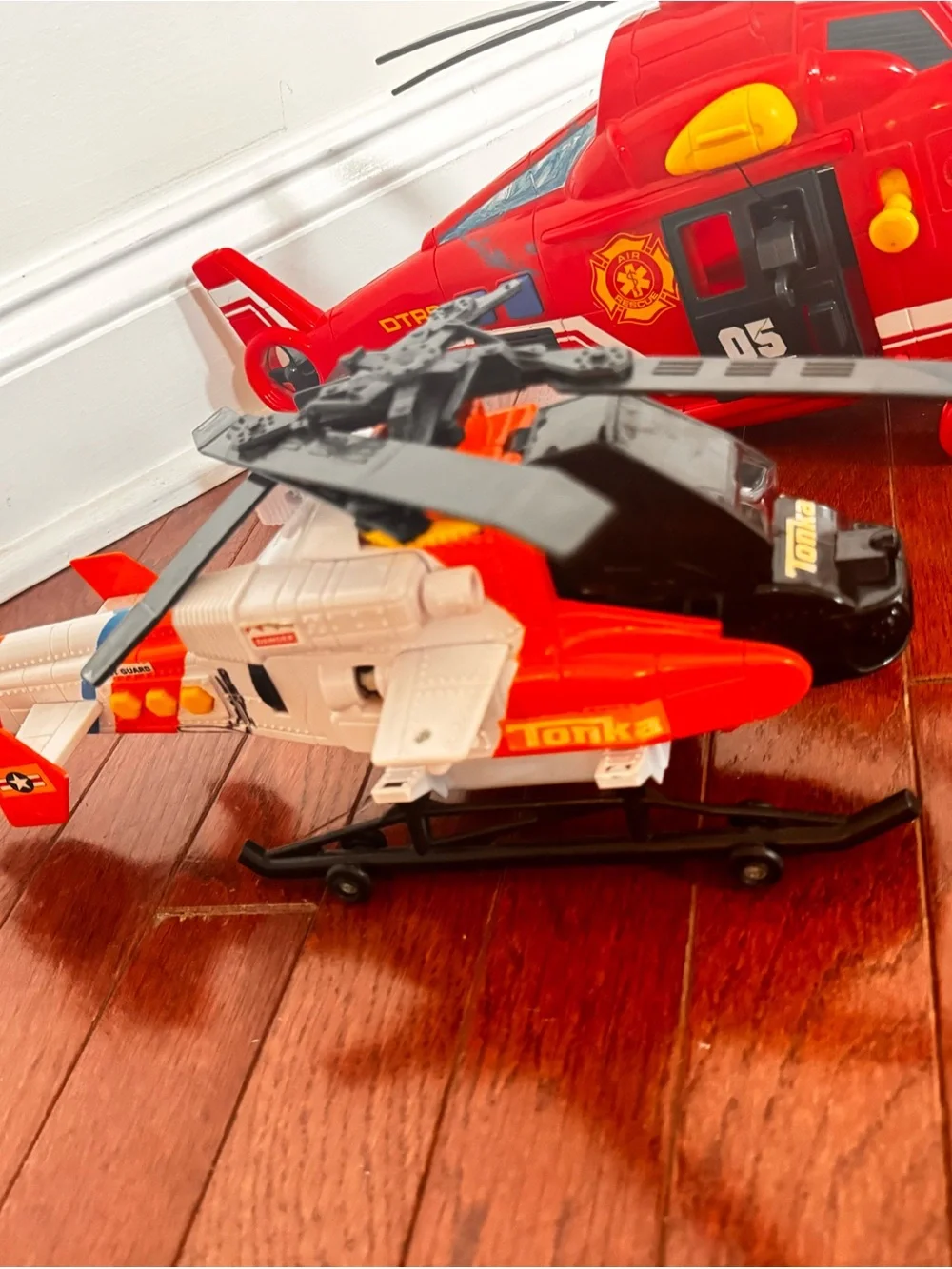 2 large helicopters and 2 transformers.